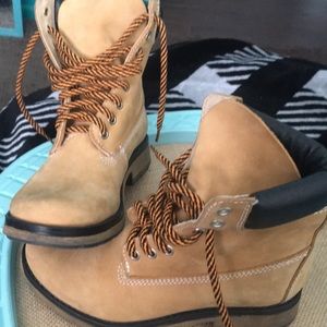 Steve Madden wheat Buck boots